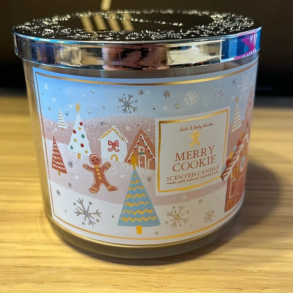 Bath & Body Works 3 Wick Candle. Merry Cookie.